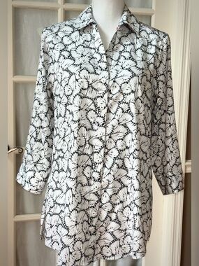 Foxcroft NYC Butterfly Print Wrinkle Free Cotton Shirt Size 8 Shaped Black White